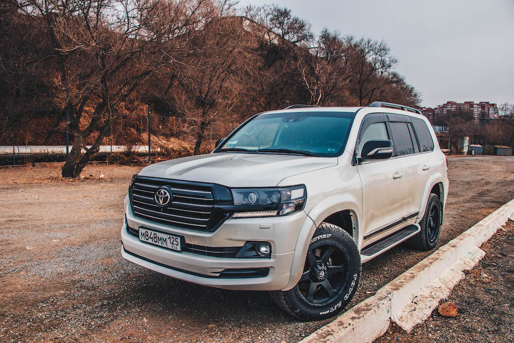 Крузер 200 бимка. Toyota Land Cruiser 200 белый. Land Cruiser 200 белый антихром. Toyota Land Cruiser 200 антихром. Крузак 200 Блэк Вайт.