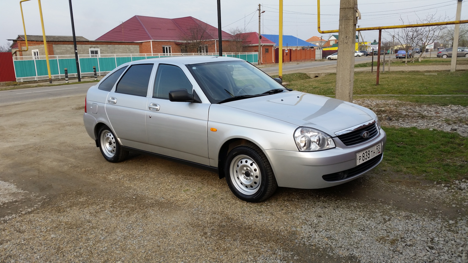 Серебристая Lada Priora хэтчбек 2009