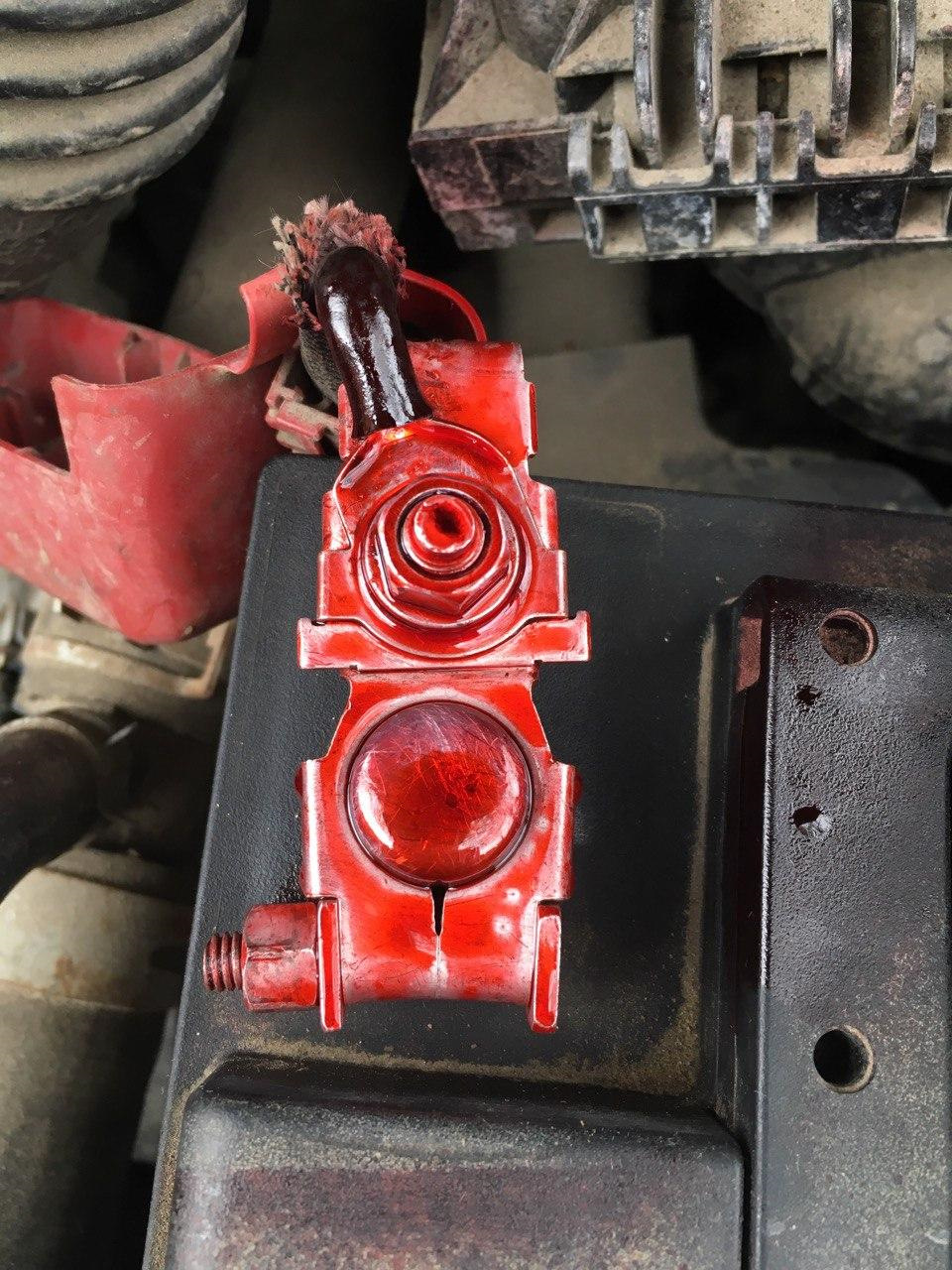 Клемма акб ниссан х трейл т31. Защита плюсовых клемм. Крышка клейма на аккумулятор. Клеммы акб соарер защита. Защита плюсовых клемм.