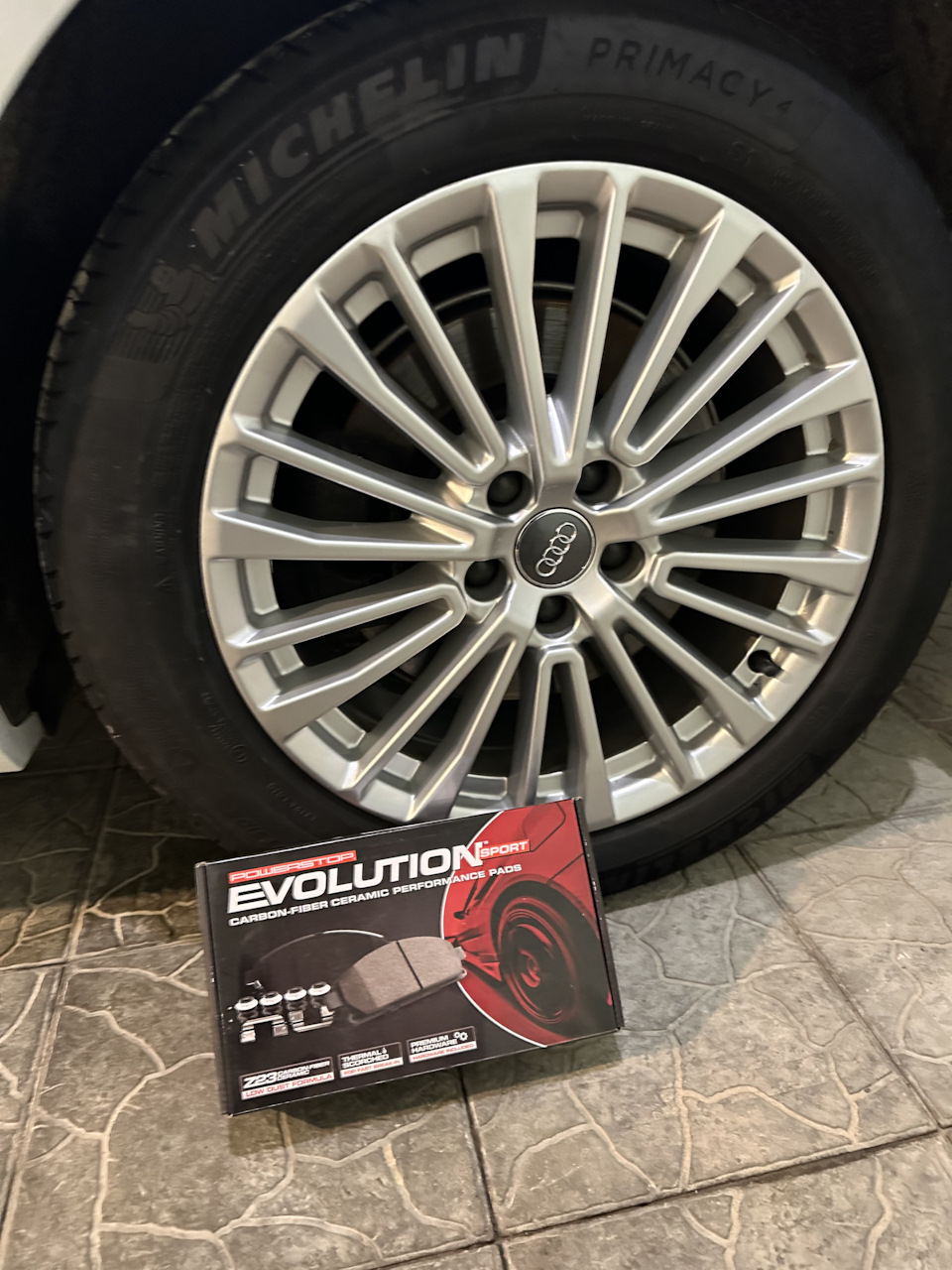 Колодки для задних колес — Audi A6 (C8). Запчасти на фото: Michelin Primacy