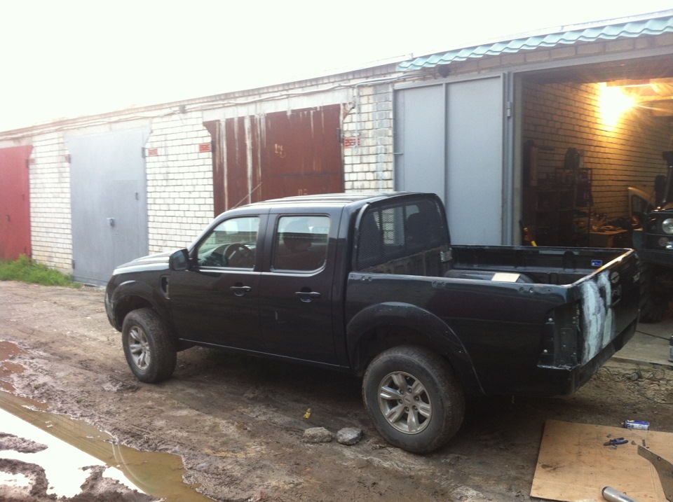 Ford Ranger in black Raptor