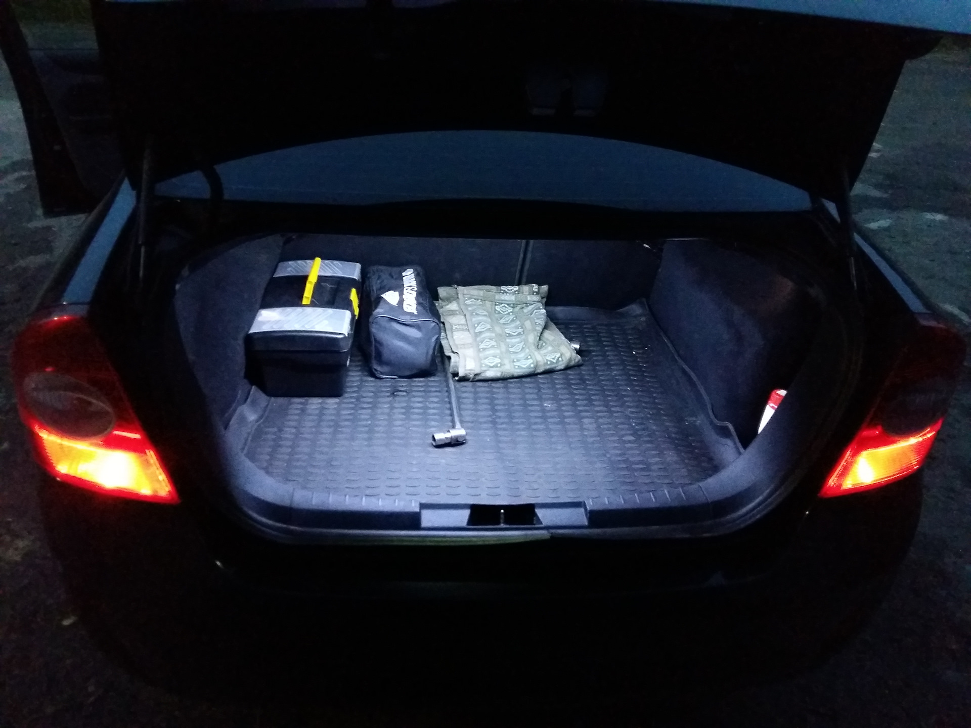 Подсветка багажника фокус. Багажник Форд фокус 2 2007 года доработки. Багажник Форд фокус 2 седан 2008. Багажник Форд фокус 2 седан. Мазда 6 GH 1.8 подсветка багажника.