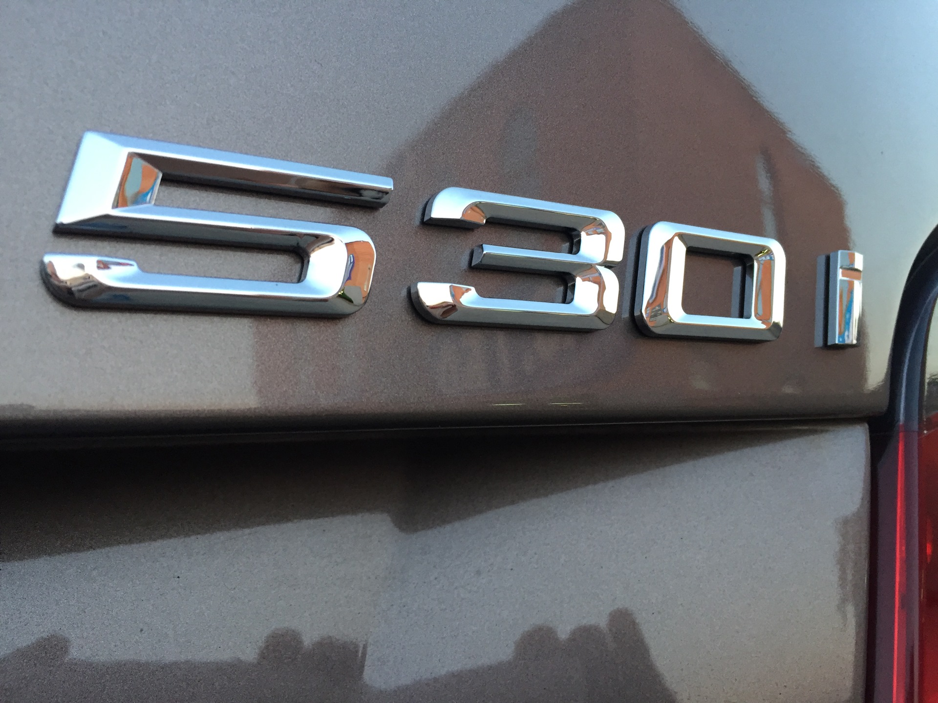 Bmw e83 как поменять задний шильдик