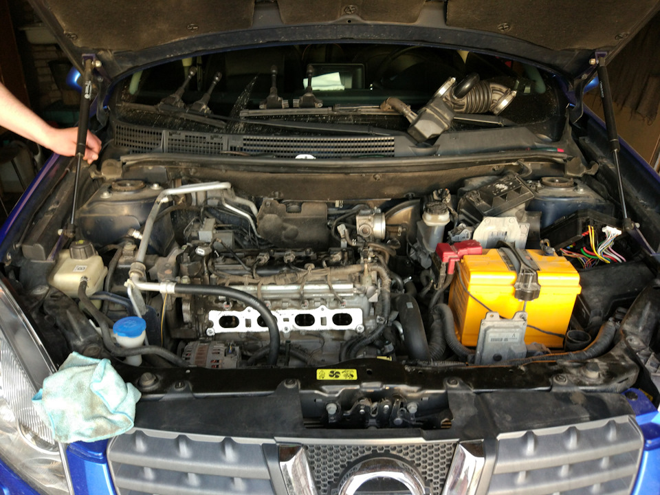 Уже 5й раз это делаем с Сашей, даже я научился снимать впускной коллектор и выкручивать свечи! — Nissan Qashqai (1G)