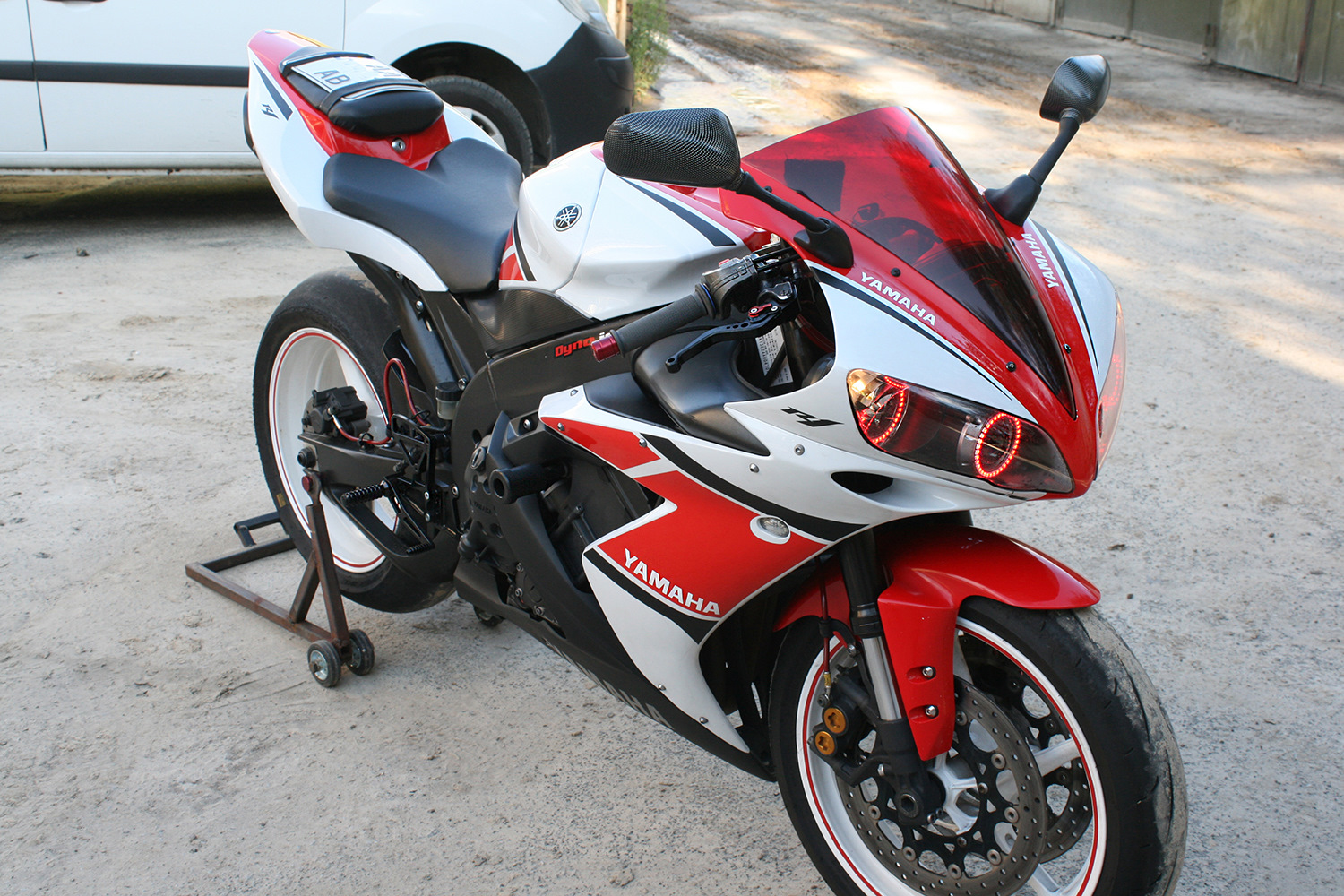 Yamaha r1 красная