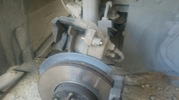 Замена передних тормозных колодок. — Mazda 3 (2G) BL, 1,6 л, 2011 года ...