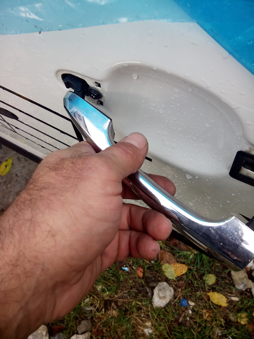 остальную часть ручку тянем в право слегка и она выходит, у кого есть отсоединяйте электофишку — KIA Sorento (2G)