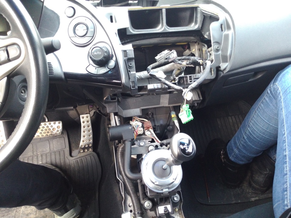 Как снять магнитолу цивик 5д Ремонт магнитолы и AUX - Honda Civic 5D (8G), 1,8 л, 2008 года своими руками DRI