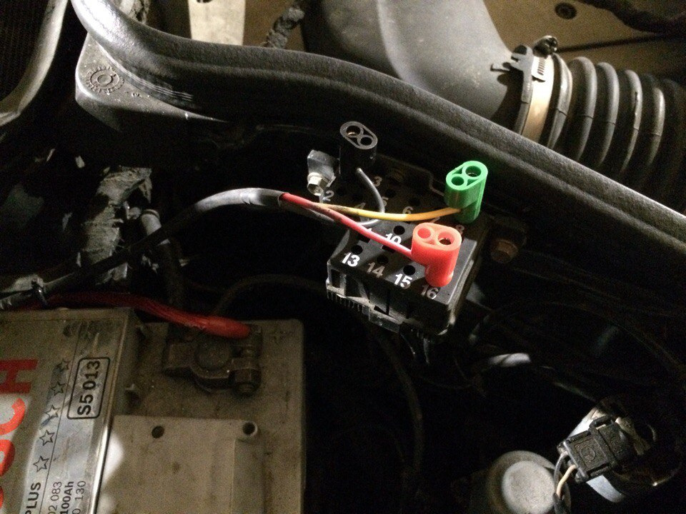 Вставляем все в диагностический разъем — Mercedes-Benz E-Class (W124)