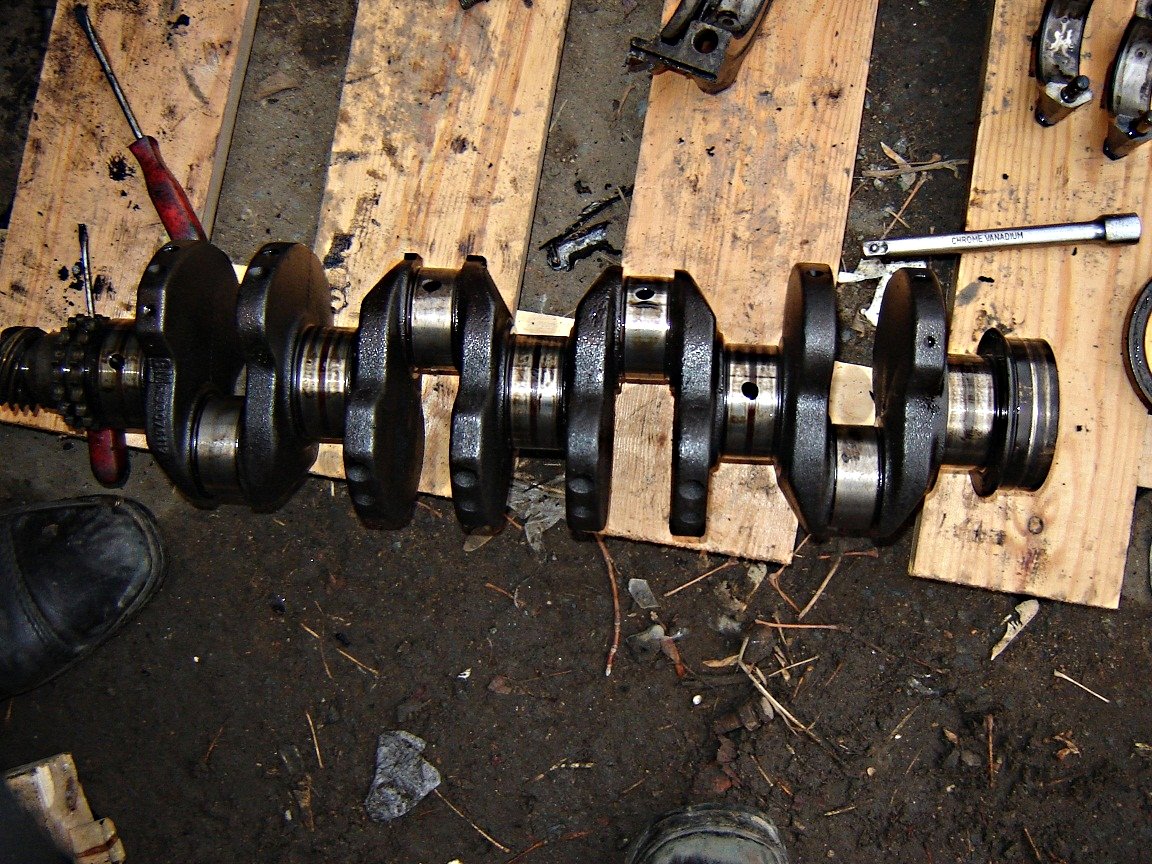 большой коленвал. двигатель wartsila-sulzer rta96-c. коленчатый вал д100 белгород. коленвал большой. судовой дизель wartsila sulzer rta96.