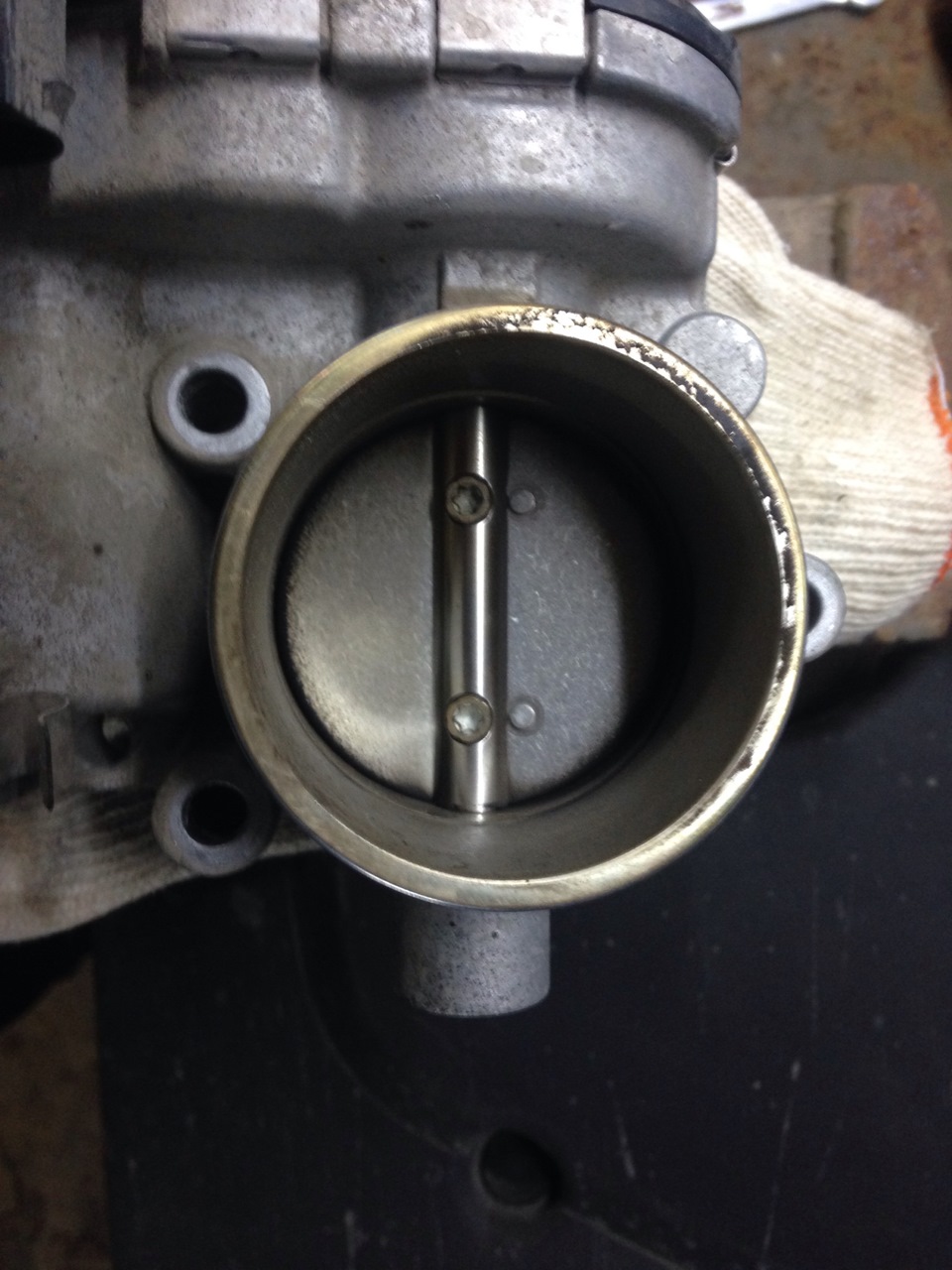 Чистка дросселя — Lada Калина хэтчбек, 1,4 л, 2011 года | своими руками ...