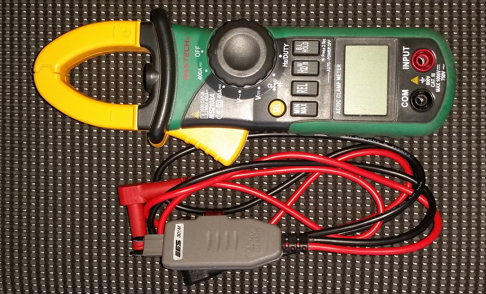 прибор для поиска утечки тока. измерение зарядного тока на авто тестером клещами. токовые клещи 10 ма. токовые клещи утечки тока. клещи токоизмерительные fluke 305.