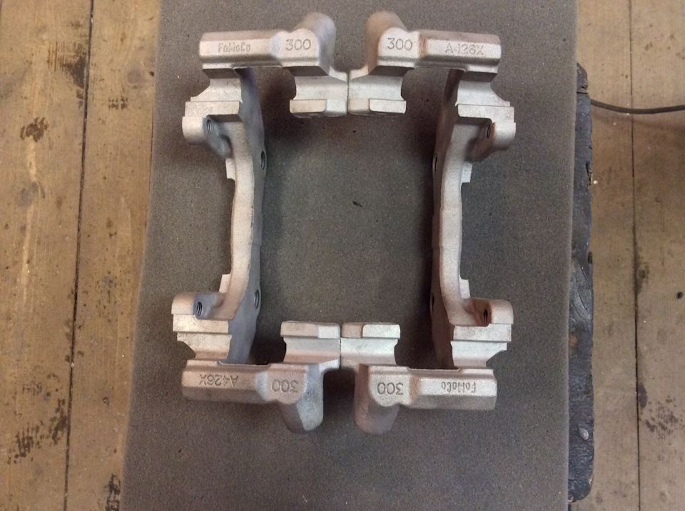 Вот такие скобы мне достались, муха на них ещё не … ))) — Ford Focus Hatchback III. Запчасти на фото: 0301104