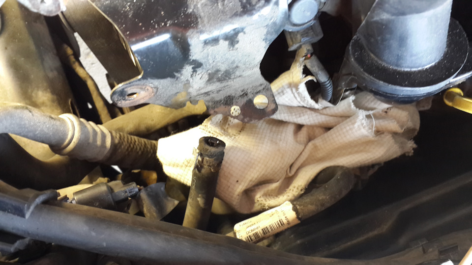 Обратный шланг накрыл чистой тряпкой, что бы грязь в него не летела, пока промывал бочек — Volvo C30