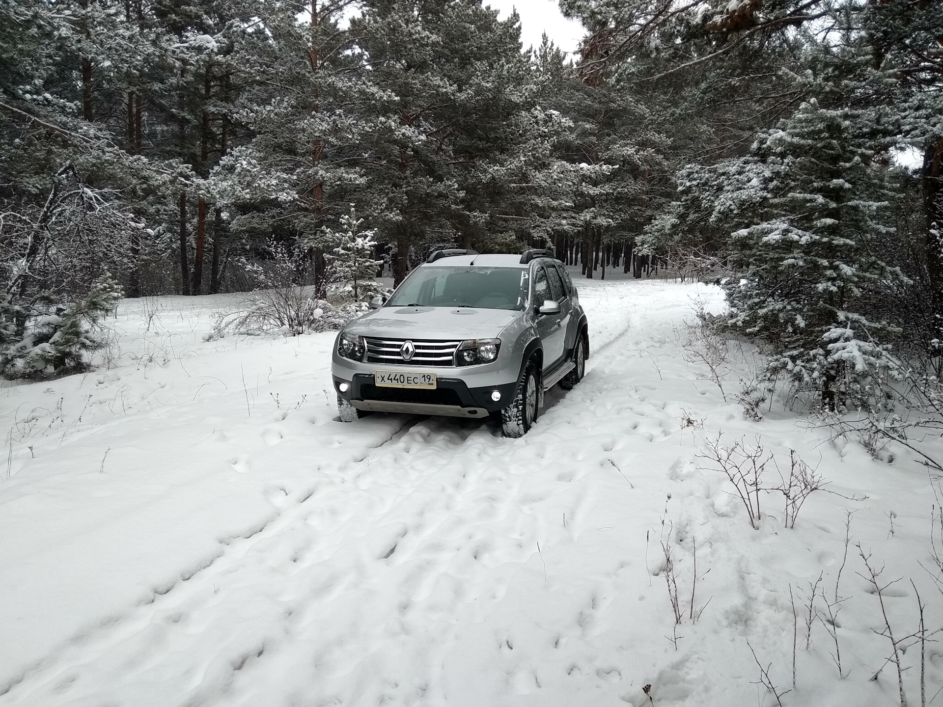 В двух километрах от нового. Новогодний Дастер. Haval зима новый год. Украшенный Рено Дастер новый год. С новым годом Дастер.