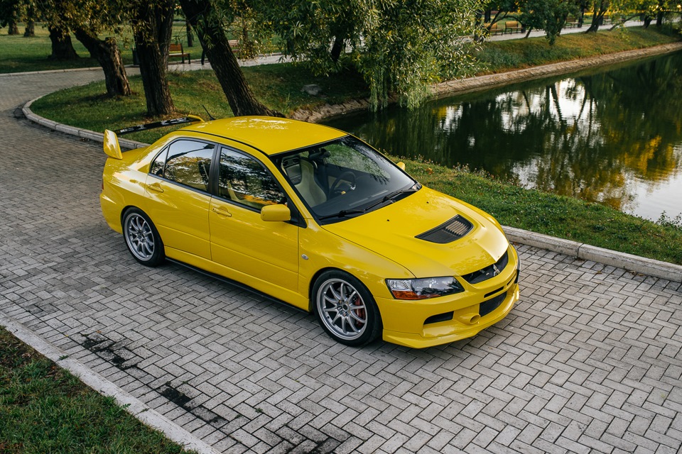 Эволюшн 9. Лансер 9 Эволюшн. Mitsubishi Lancer Evolution 2002. Лансер Эволюшн 9 желтый. Желтый Лансер 9.