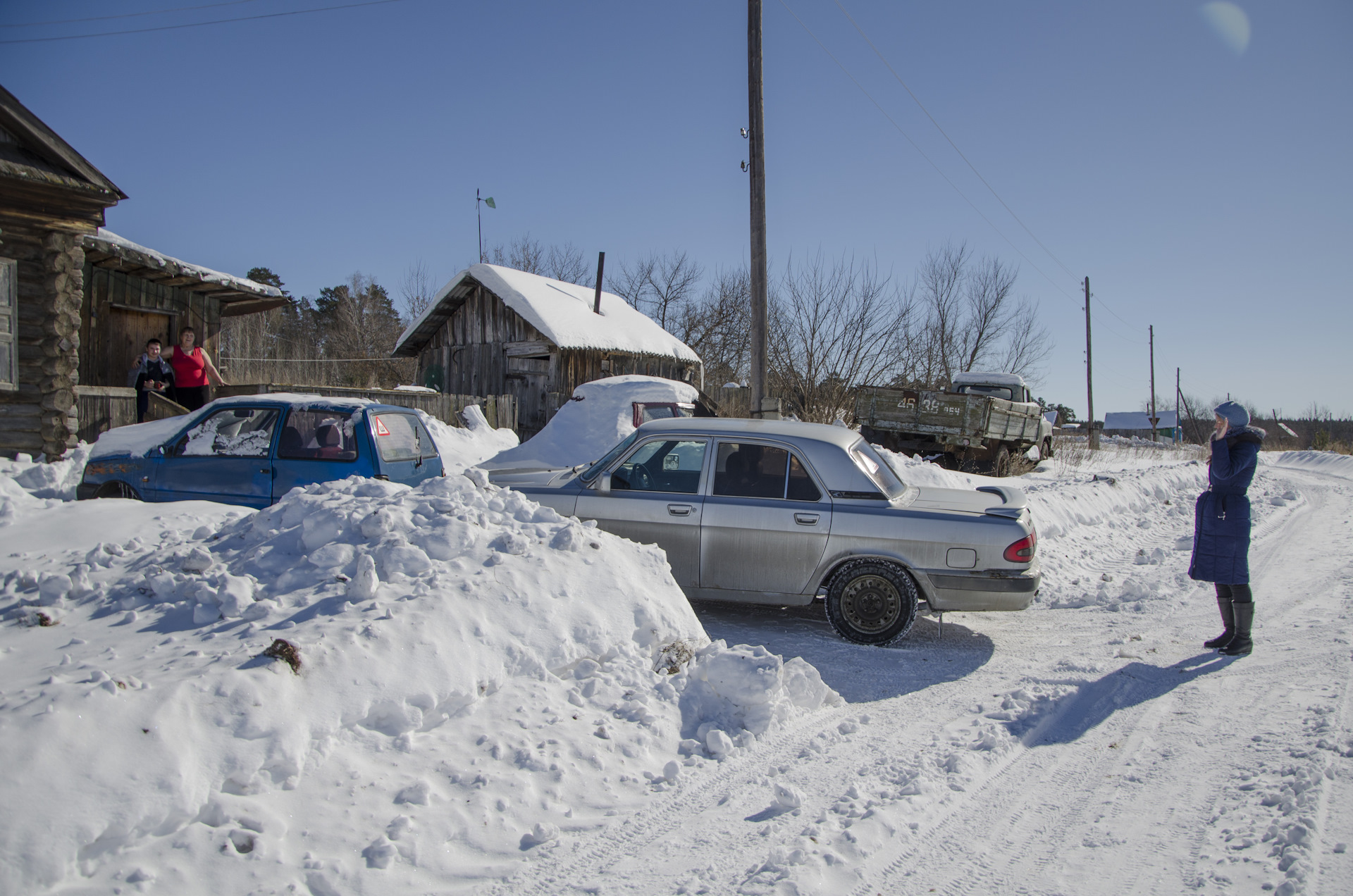 заброшенный деревенский дом. зима в деревне. ваз 2114 зимой ночью. лада приора зимой. зимняя деревня дым из труб.