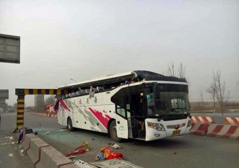 Автобус китаец аэропорт. Автобус с людьми разрезало напополам.