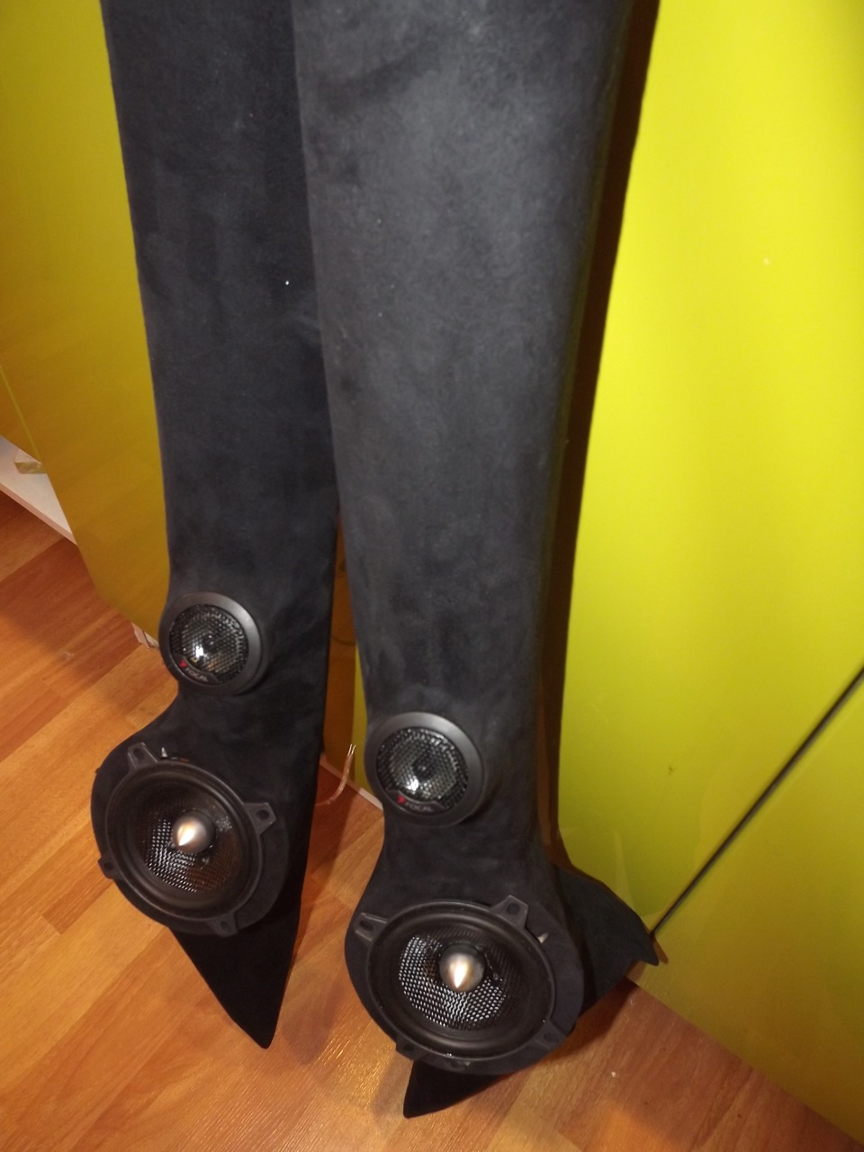 Изготовление подиумов под трёх компонентную акустику и оклейка ...