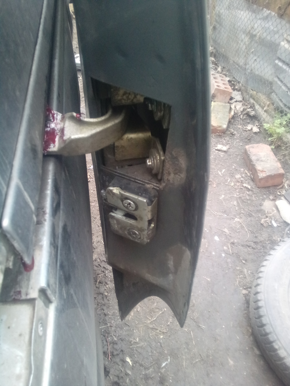 Установил на место, закрутил на два болта, под головку каждого поставил по две шайбы, а шайбы под кранштейн решил не ставить, точнее не получалось с ними прикрутить. Одному не удобно. Болты не затягивал — Lada 2120 Надежда