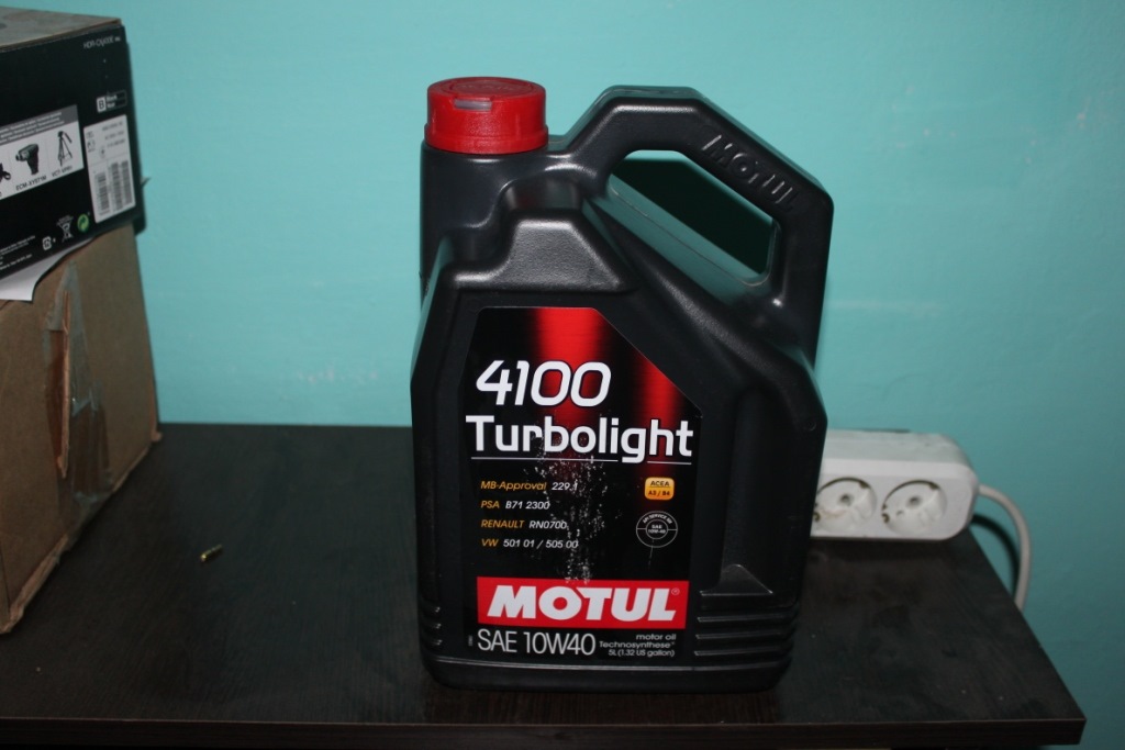 Мотюль масло 5 литров. Motul 4100 Turbolight 10w40. Мотюль 4100 Turbolight 10w-40. Масло мотюль 10w 40 полусинтетика. Motul 4100 полусинтетика.