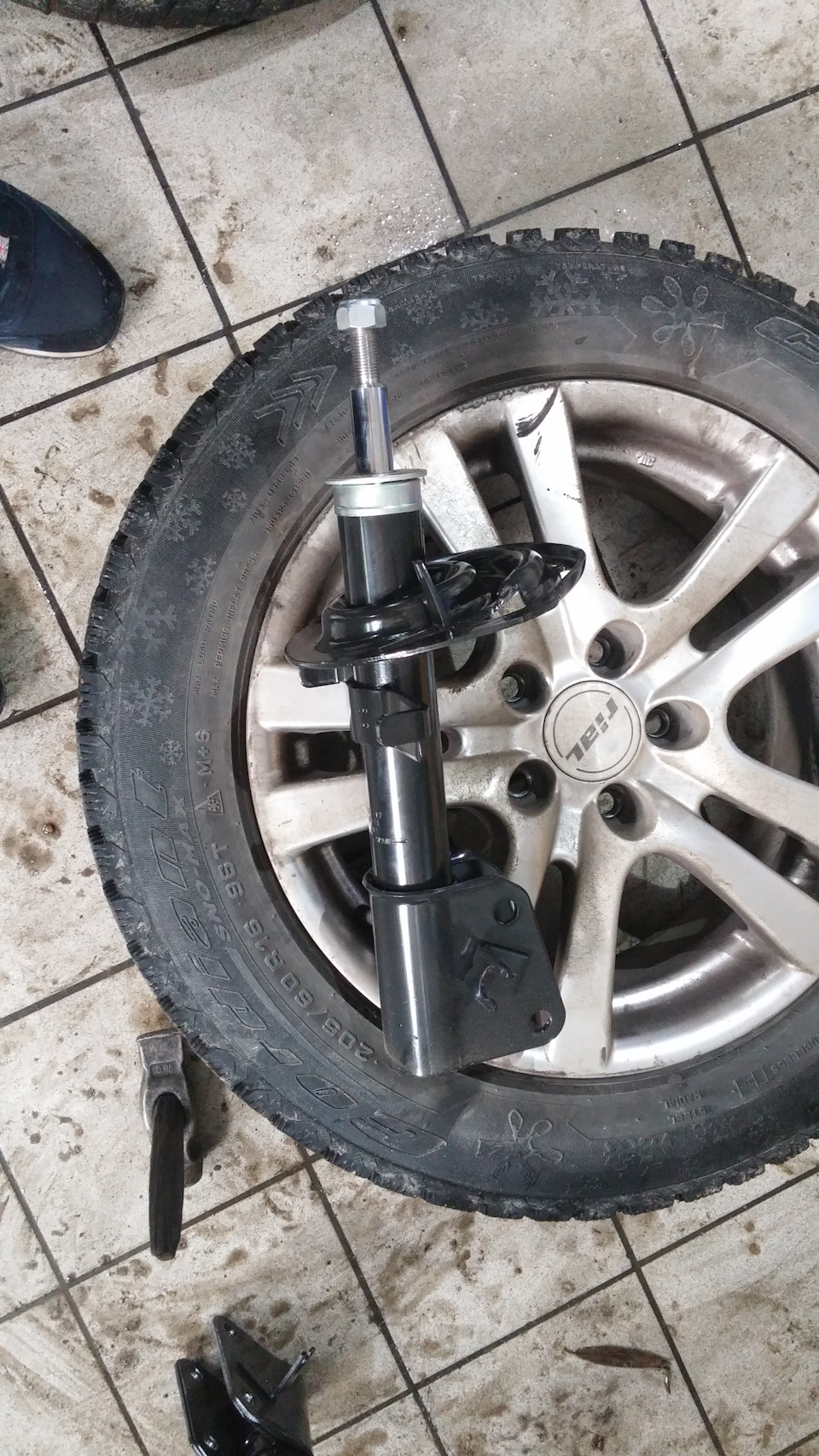 Очередная замена передних аммортизаторов или МИРОВОЙ ЗАГОВОР ...