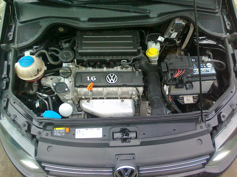 Капот поло 2013. VW Polo sedan под капотом. Под капотом поло седан 2013. Под капотом поло седан 2011. Фольксваген поло седан 2013 под капотом.