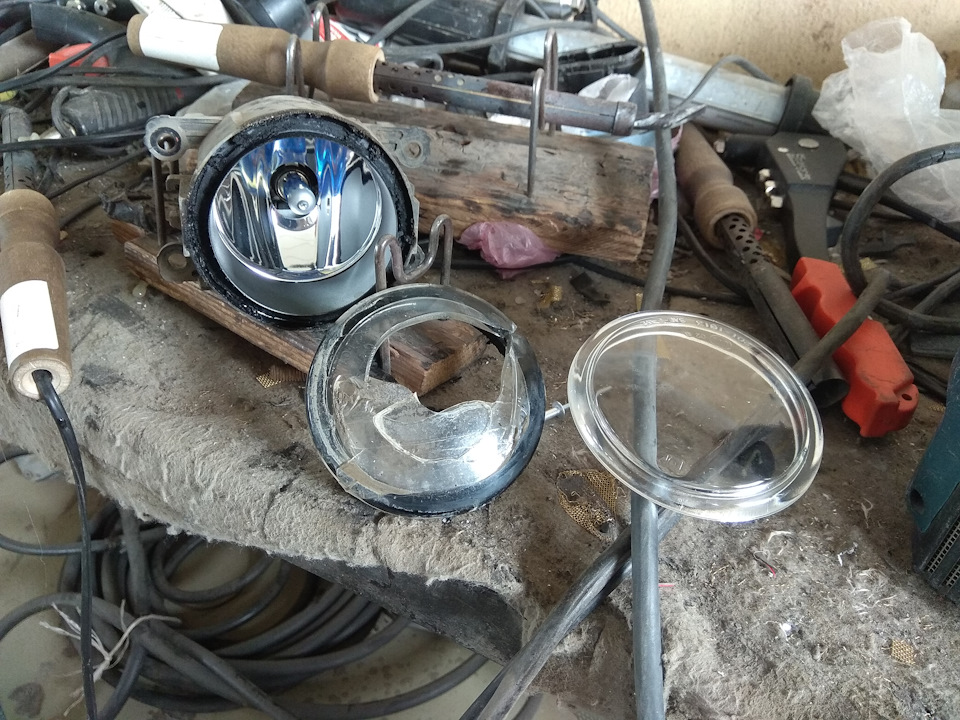 Замена стекла противотуманки — Nissan Note (1G), 1,4 л, 2012 года ...