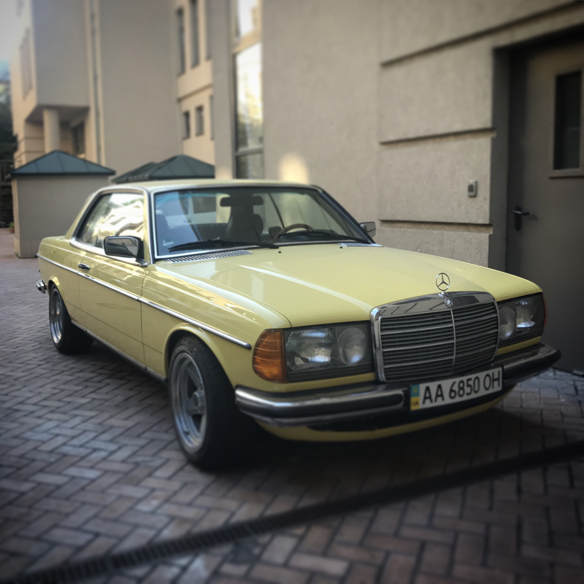 Год выпуска фото. Mercedes e class 1982. Мерседес Бенц 1970х. Мерседес 1970. Mercedes 1982.