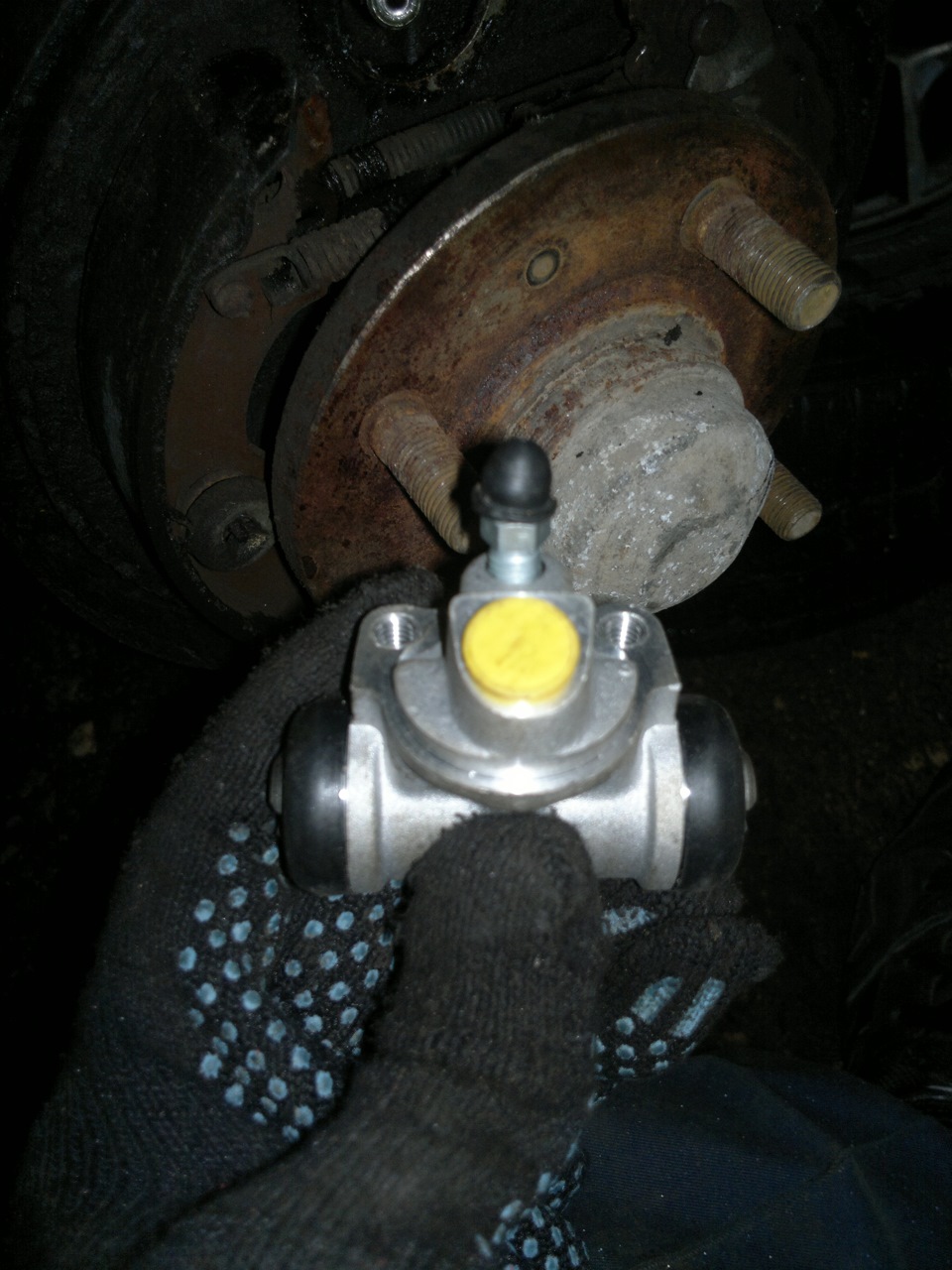 не поскупитесь на колпачок на штуцер, его цена 5 руб, а цена тормозного цилиндра 470руб! — Nissan 100 NX