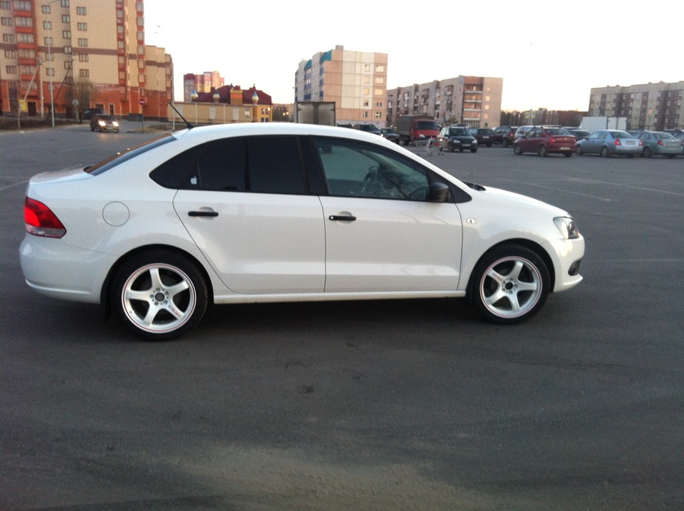 Литье поло седан. Polo r17 215/45. Поло седан белый r17. VW Polo 215/45 r17. Slik r16 Polo.