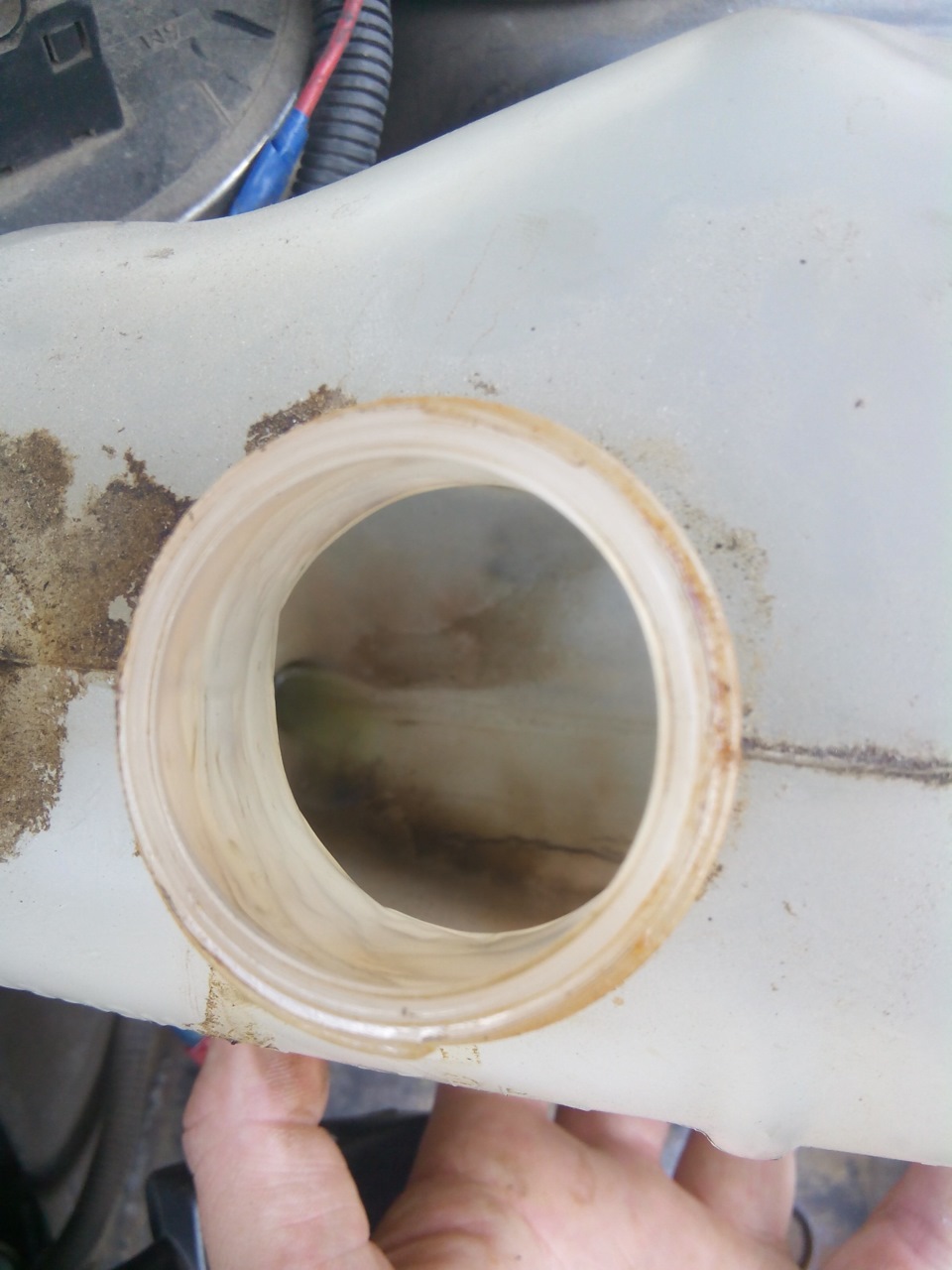 Треснул расширительный бачок — Lada 2114, 1,5 л, 2007 года | своими ...