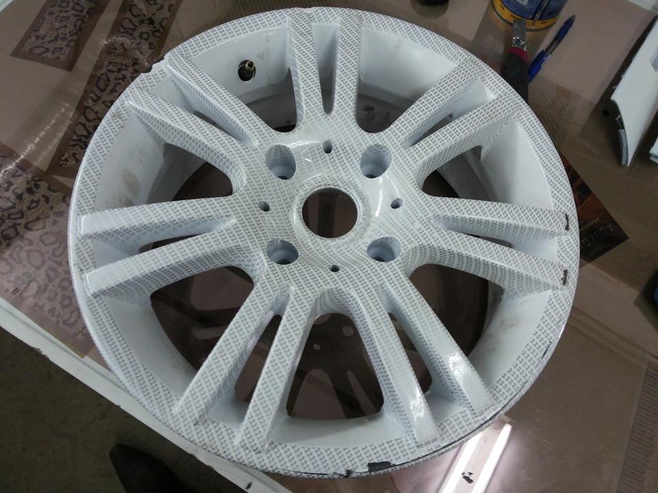 Поздравили с праздником на шиномонтаже ...