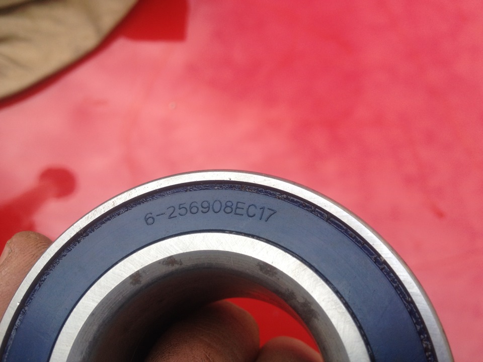 Распиленный бак стиральной машины индезит. Подшипник барабана стиральной машины индезит wiun 103. Как распилить подшипник. Резец подшипниковый. Бак стиральной машины индезит.