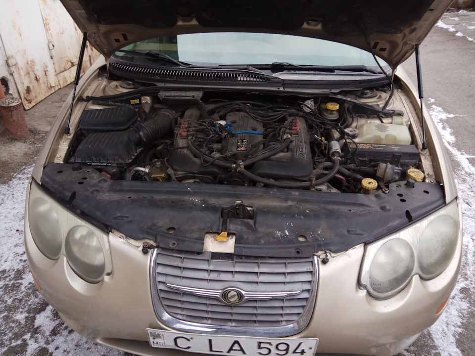 Двигатель м 300. Chrysler 300m подкапотное пространство. Крайслер 3.5 подкапотка\. Chrysler 300m engine. Chrysler 300m под капотом.