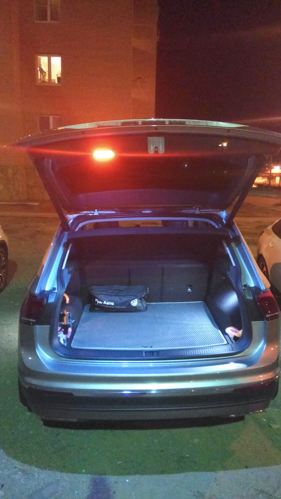 Подсветка двери багажника. Фонарь багажника Superb 2. Освещение багажника Tiguan. Лампа подсветки двери багажника для Acura MDX 2003 года. Светодиодная подсветка в багажник на Тигуан 2 поколения.