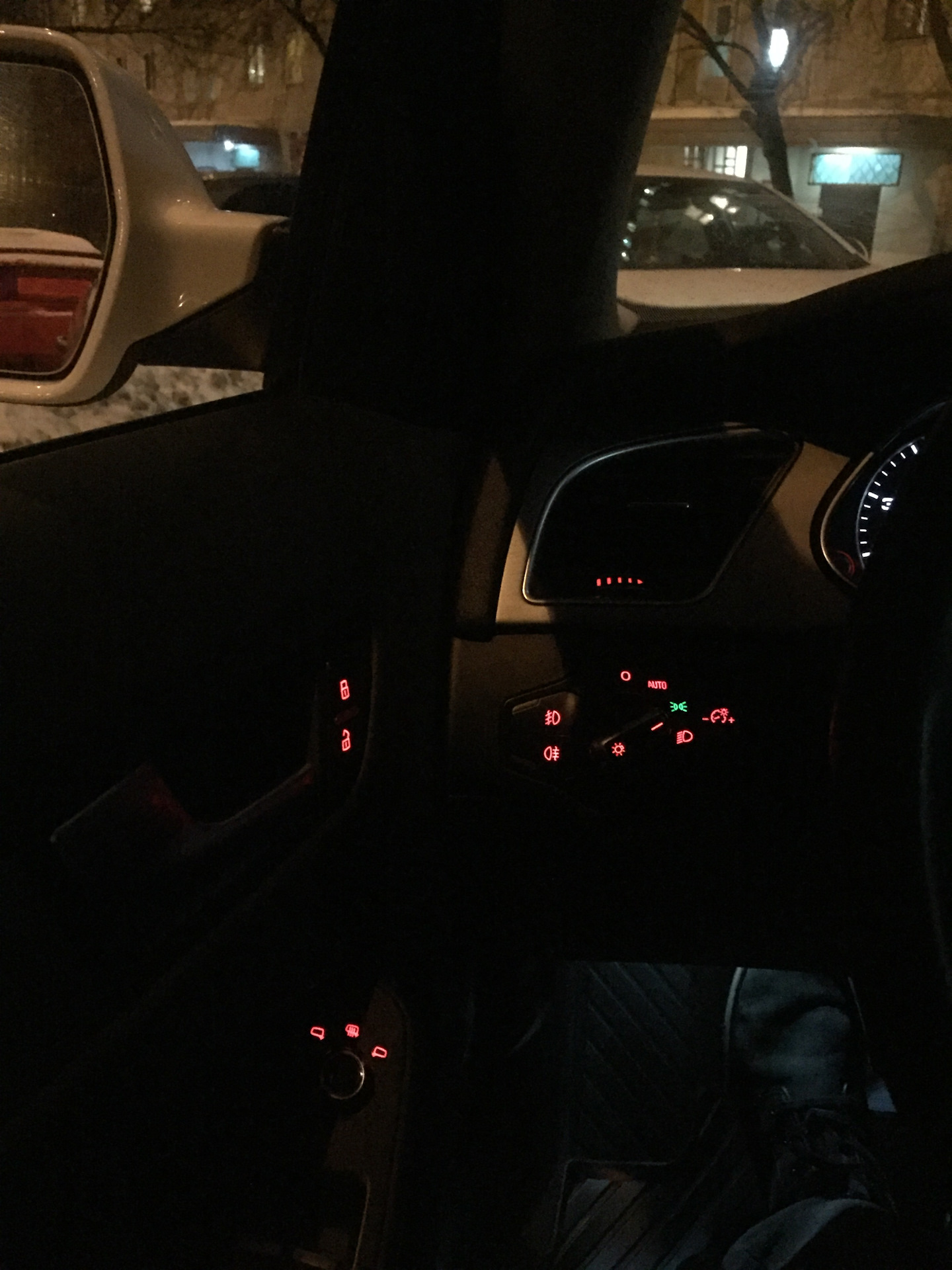 Подсветка ног и подсветка дефлекторов - Audi A4 (B8), 1,8 л, 2013 года электрони
