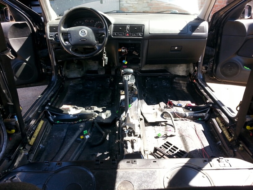 демонтаж салона автомобиля. инструмент для снятия обшивки автомобиля. фото оазобраного чарона. разбор салона автомобиля. разобранный салон авто.