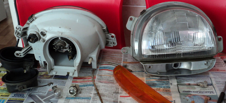 В эти же отверстия вставляются провода головного света и поворотников — Renault Twingo I