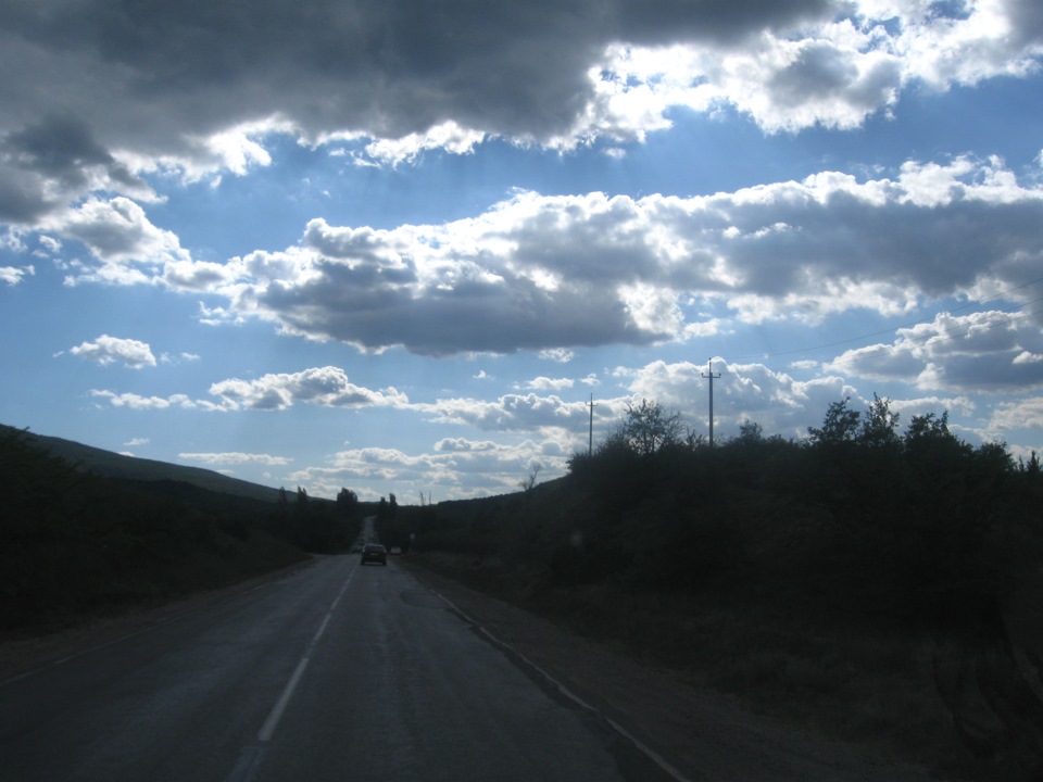 по дороге с облаками-возвращаемся домой)) фото сделанно на скорости 100км/ч, фотоаппаратом)) — Hyundai H-1 (1G)