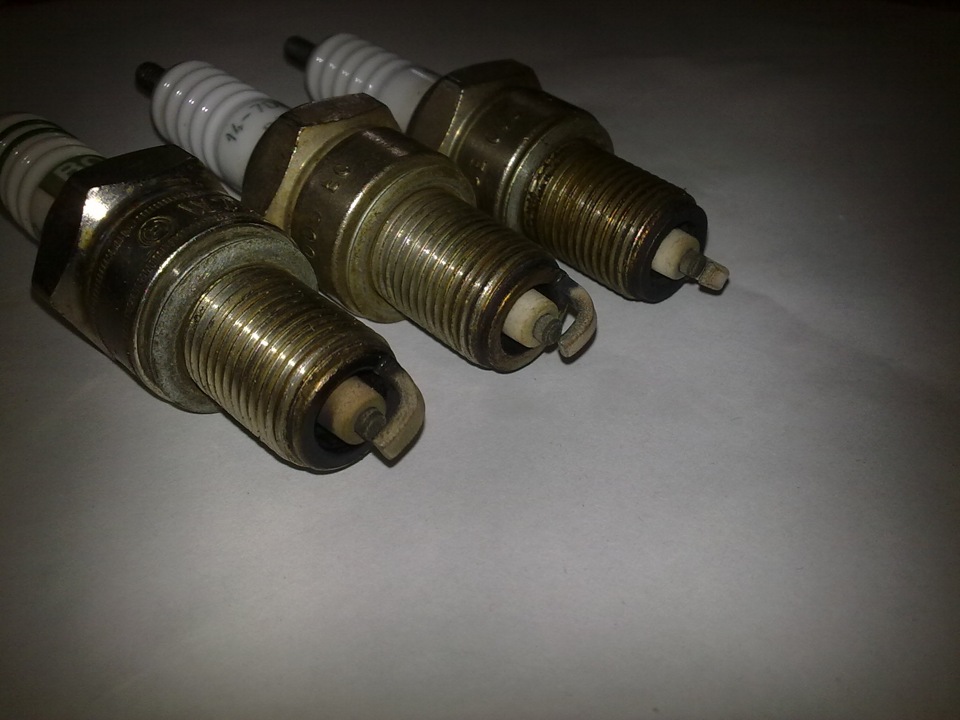 Свечки в виде скульптуры. Ореол вокруг горящей свечи. Outlander xl 2. Видное свечка. Горящая свеча.