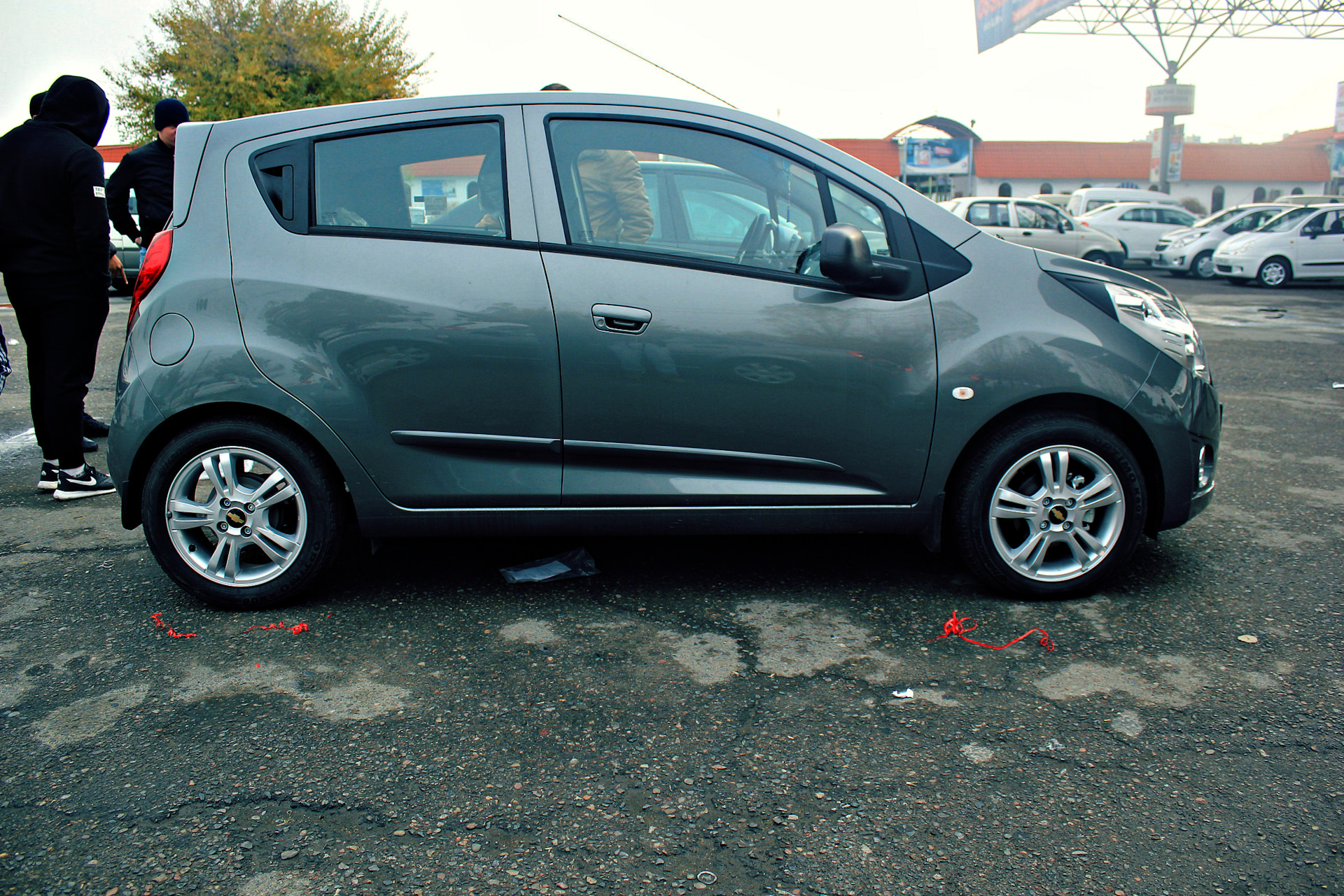 Spark 20 pro. Chevrolet Spark gk2. Chevrolet Spark мокрый асфальт r16. GM Spark 2. Spark Nexia 3 диски.