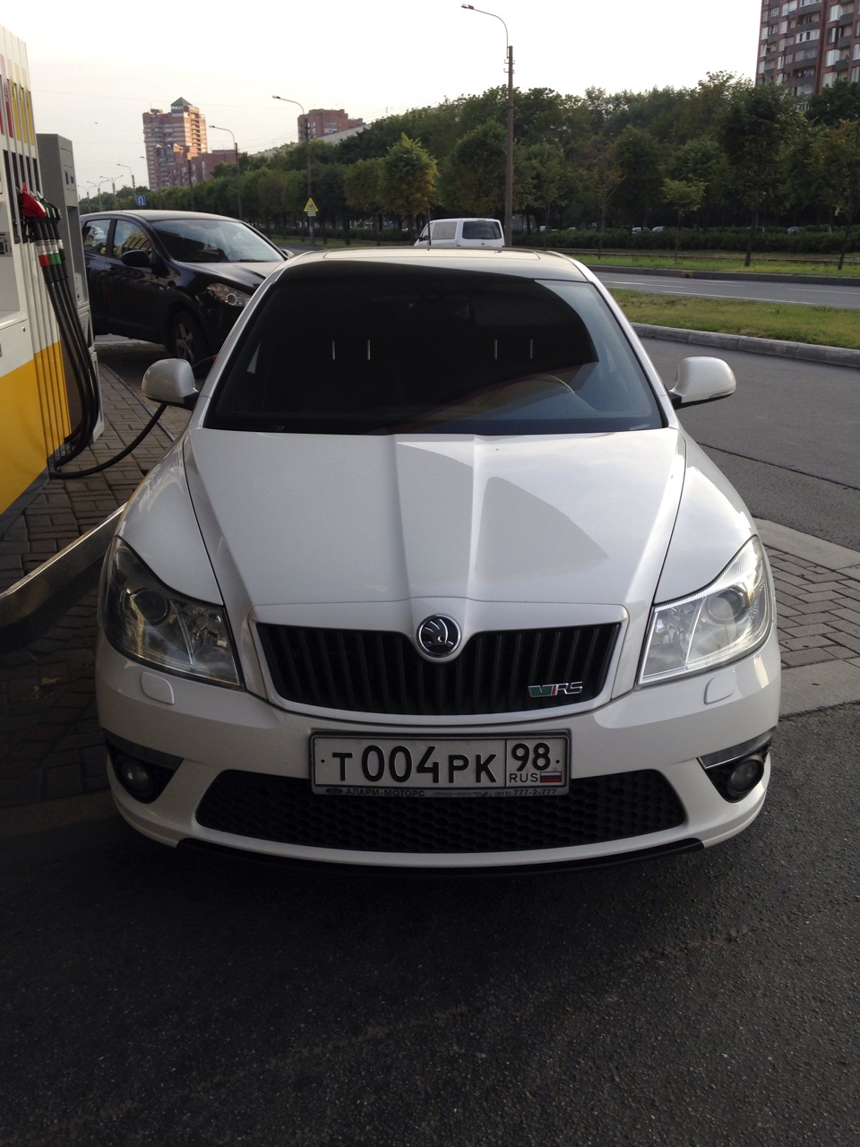 Хрома прощай. Skoda Octavia a5 белая решетка. Шкода Октавия а5 черная решетка. Черная решетка Skoda Octavia a5. Skoda Octavia a5 белая решетка радиатора.