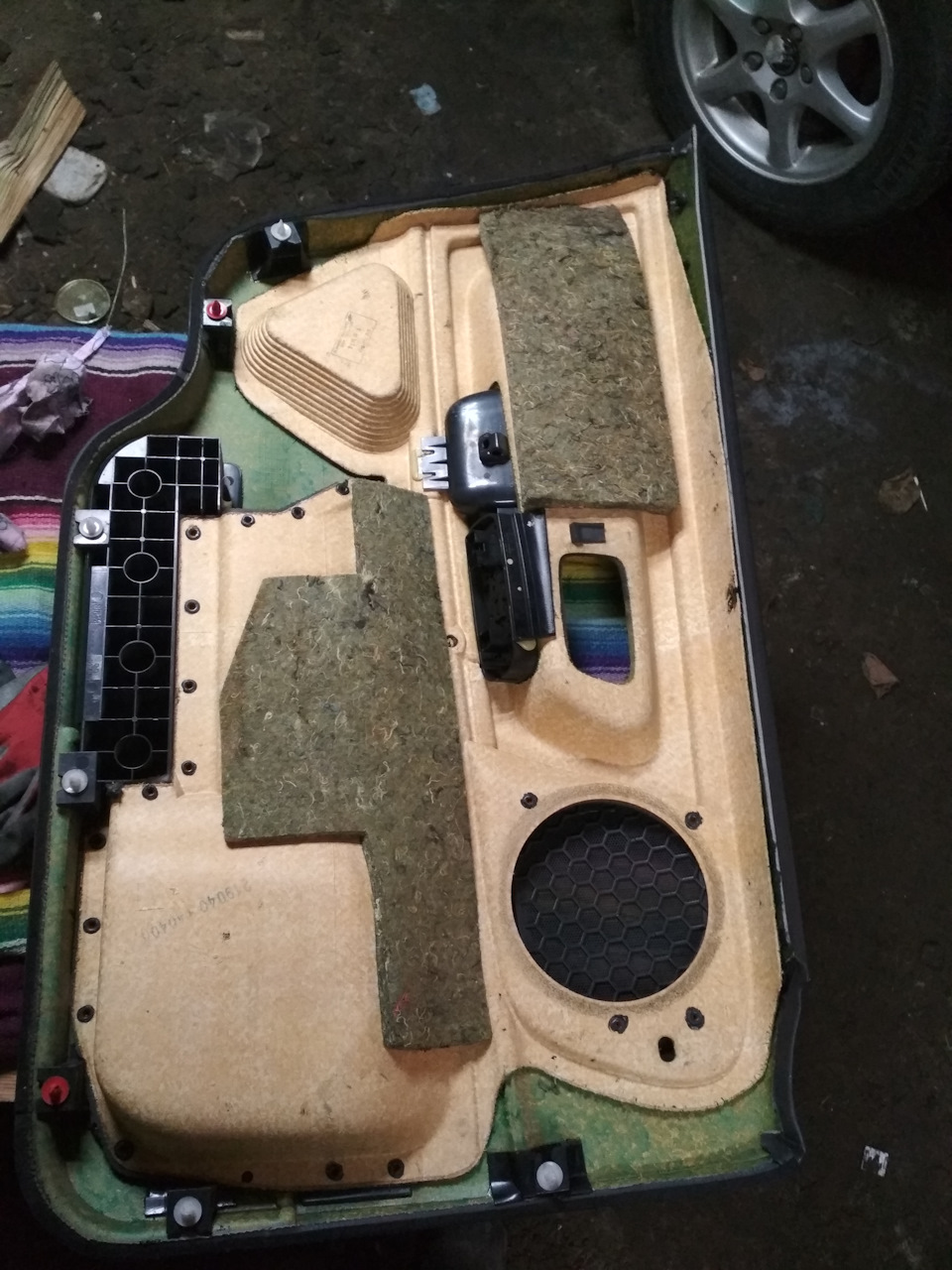 карта проклеена, клипсы на месте, готова к установке — Volvo V70 I