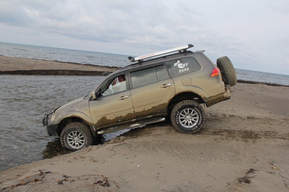 Pajero sport бензин. Mitsubishi Pajero Sport 1 охота грязь. Мицубиси Паджеро в грязи. Митсубиси Паджеро 2 в грязи.