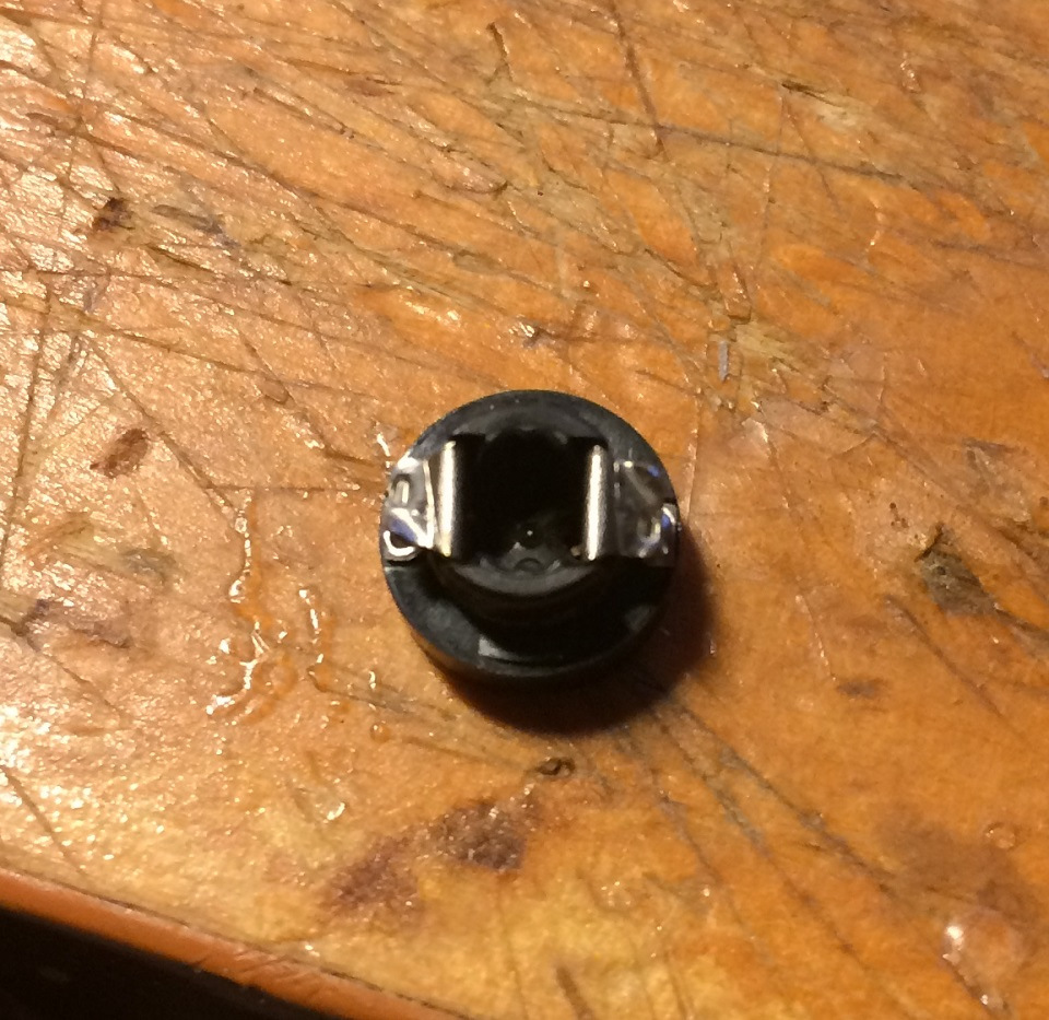 Просовываем контакты и припаиваем их очень аккуратно с обратной стороны — Mitsubishi Pajero (3G)