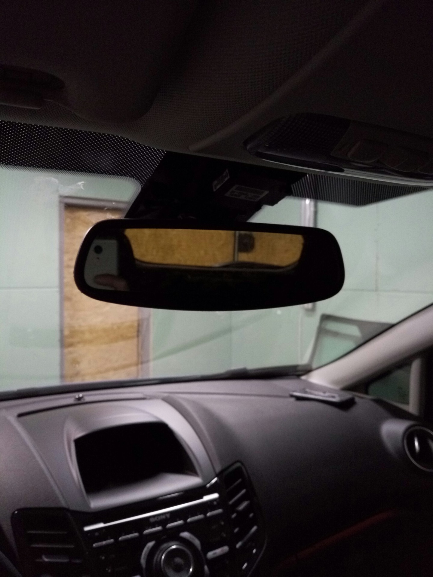 Автозатемнение зеркала заднего. Зеркало с автозатемнением Ford Fusion. Зеркало с автозатемнением Ford ECOSPORT. Зеркало с автозатемнением Форд фокус 2 Рестайлинг.