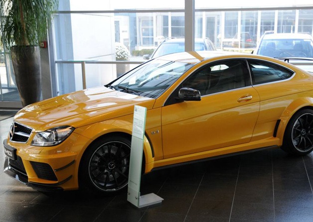 Mercedes Coupe AMG 63 Yellow