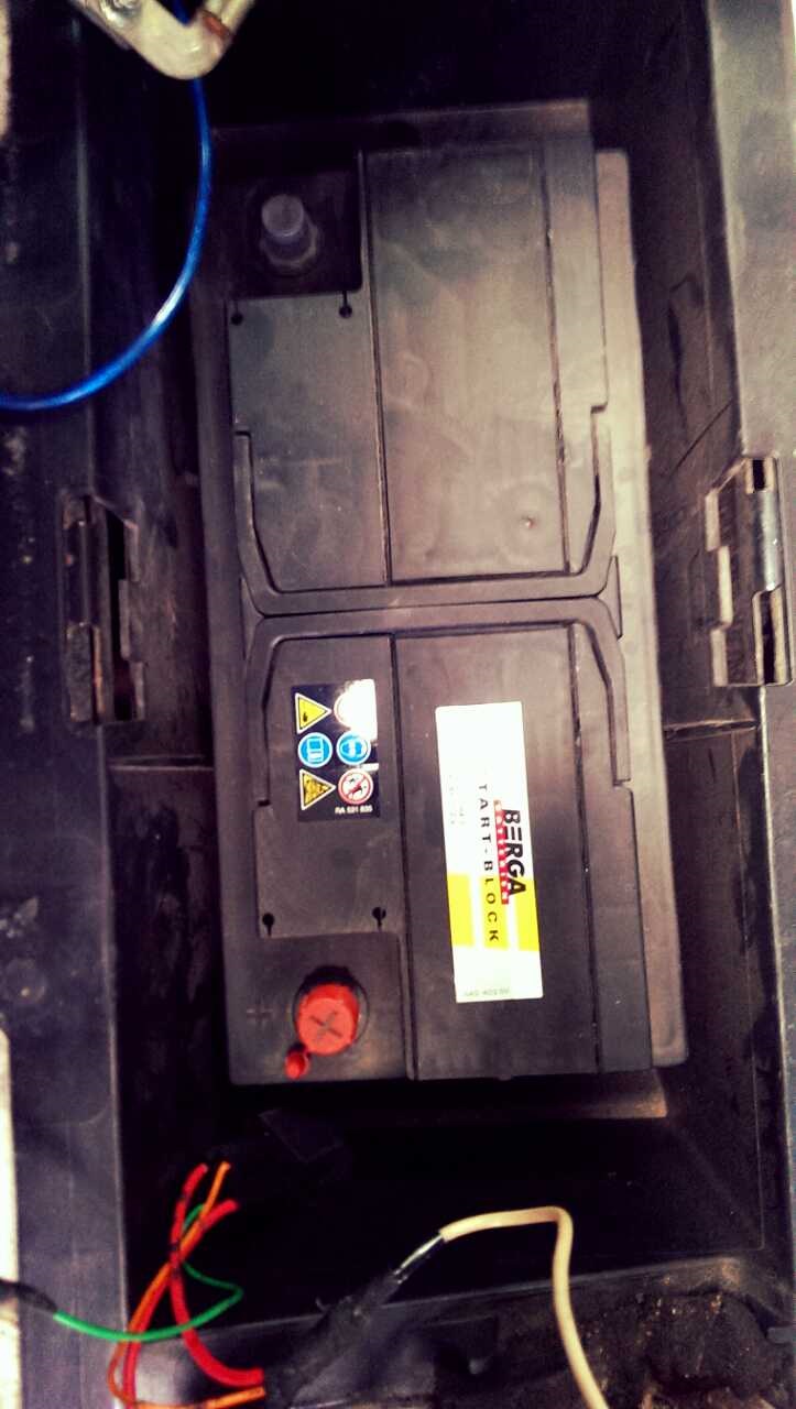 2. Снятие аккумулятора пежо тревеллер. Акб для ситроен джампер 2. Полярность акб на ситроен ксара пикассо. Джампер акб.