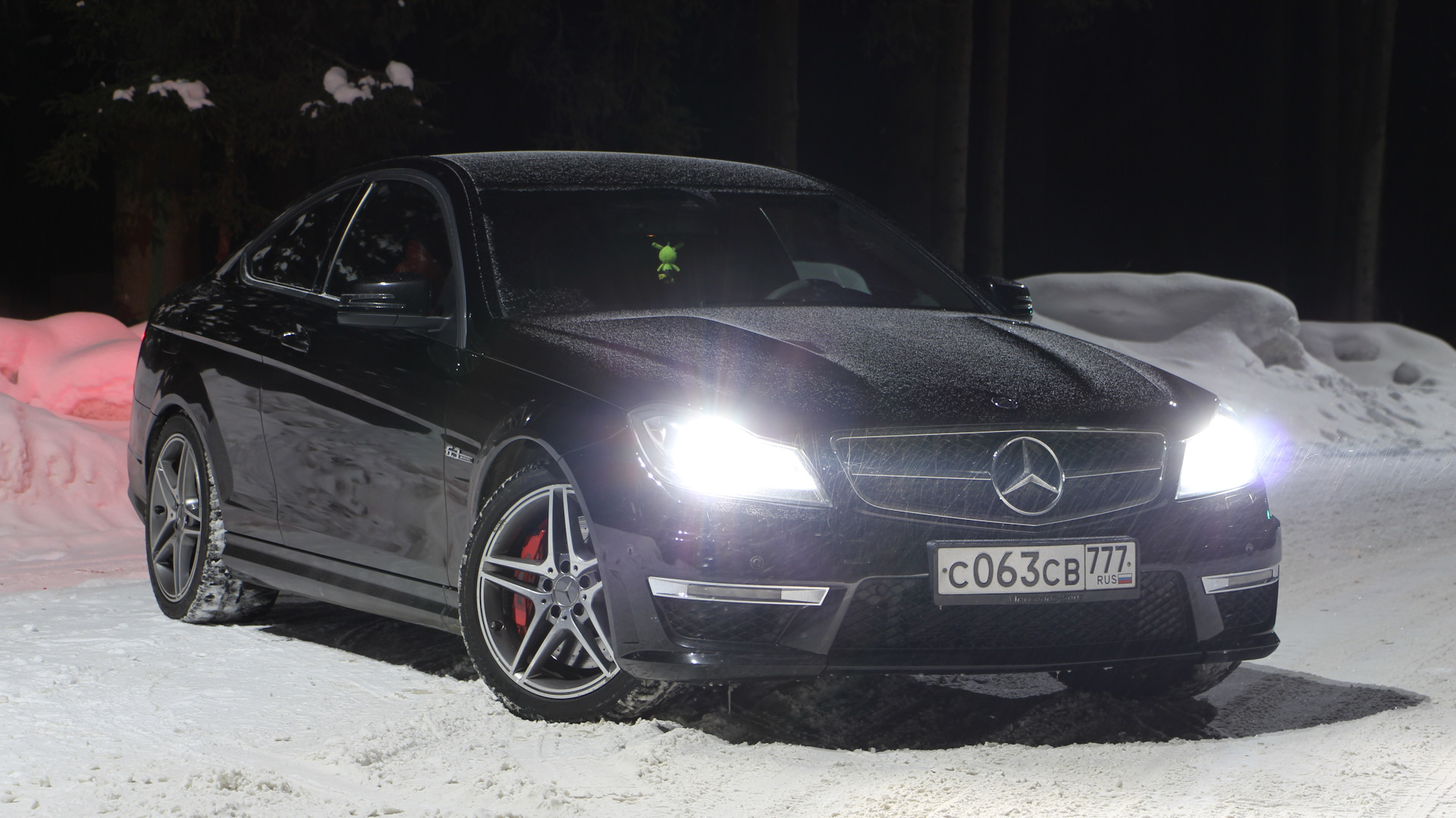 Mercedes зимой 63 АМГ